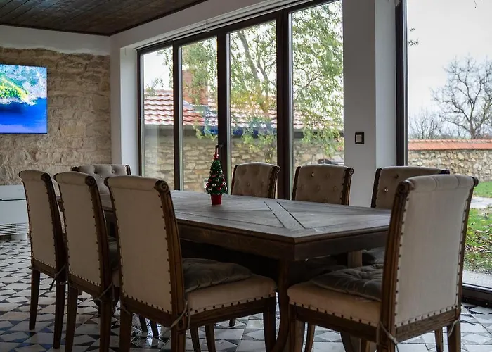 вяра, надежда, любов Konukevi *